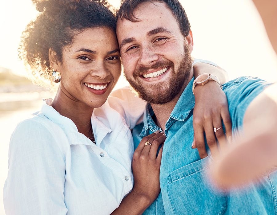 selfie-smile-and-happy-couple-on-beach-for-holiday-TK6TBAR