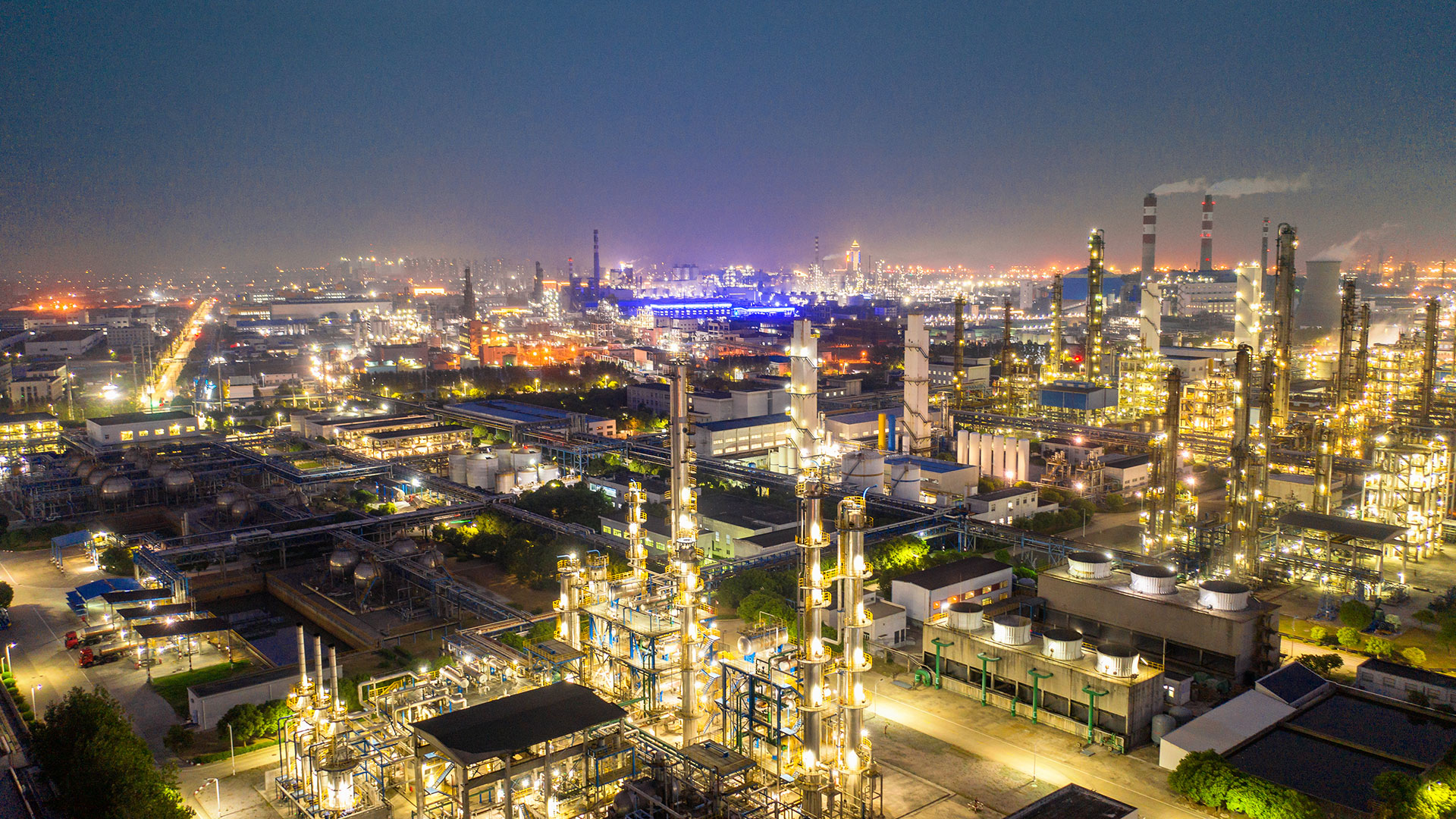 oil-refinery-factory-TDQRQWS